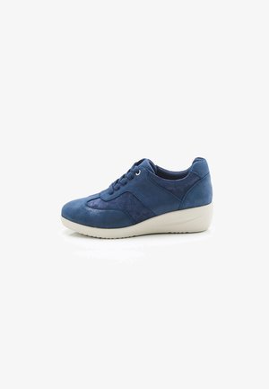 Blauwe suède sneaker met vetersluiting en witte gevoerde zool, zijaanzicht op witte achtergrond.