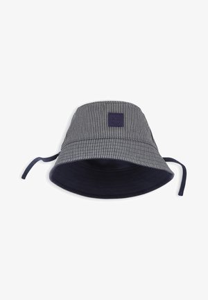Chapeau seau rayé bleu marine et blanc avec un patch logo en tissu sur le devant et des liens latéraux ajustables, présenté sur un fond blanc.