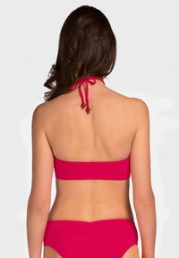 Jaskrawo różowy bikini z topem bandeau i wiązanymi z boku ramiączkami, cechujące się gładką fakturą i minimalistycznym wzornictwem, idealne na strój kąpielowy.