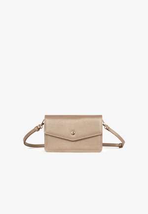 Petit sac bandoulière beige avec finition texturée, rabat avant sécurisé par un bouton doré et bandoulière ajustable sur fond blanc.