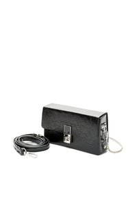 Borsa nera in ecopelle con finitura texture, forma rettangolare, hardware argento e tracolla a catena removibile.