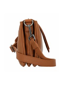 Borsa a mano in pelle marrone con una finitura testurizzata, dotata di dettagli in metallo argentato e di una tracolla regolabile, che presenta una forma compatta e arrotondata.