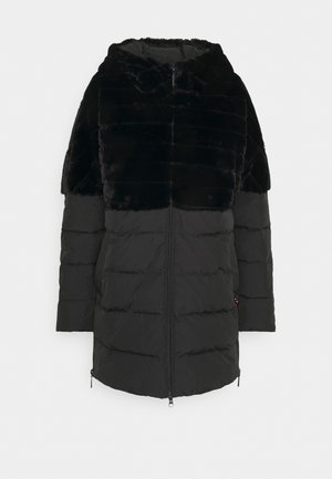 Manteau d'hiver noir longueur genou avec capuche, avec une partie supérieure en fausse fourrure et un tissu matelassé sur la partie inférieure et les manches, fermeture zippée à l'avant.