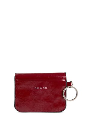 Petit portefeuille en cuir rouge brillant avec un porte-clés argenté fixé sur le côté droit et un texte blanc "nat & nin" sur le devant.