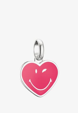 Pendentif rose en forme de cœur en argent, avec un visage souriant et un clin d'œil, finition brillante et bords arrondis.