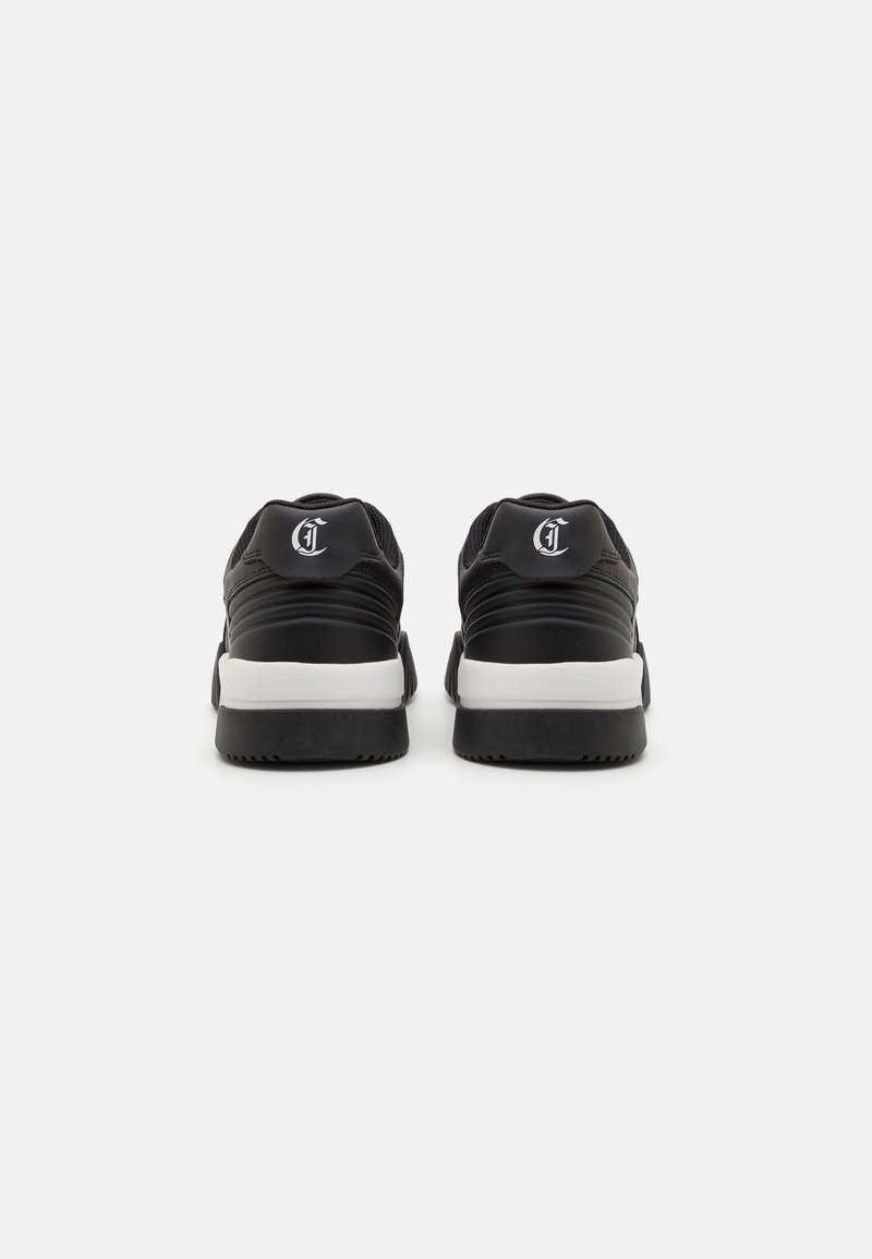 Czarne buty sportowe z teksturowaną cholewką, z białą podeszwą środkową i czarną gumową podeszwą zewnętrzną. Detal z logo na pięcie.