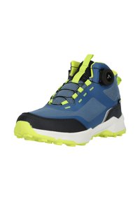 Sininen vaelluskengät mustilla yksityiskohdilla, keltaiset nauhat ja teksturoitu päällinen. Varustettu Boa-kiinnitysjärjestelmällä ja jäykällä, uritetulla pohjalla pidon parantamiseksi.