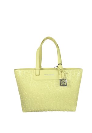 Borsa tote gialla Armani Exchange con motivo logo in rilievo, doppi manici e un charm quadrato in metallo con logo attaccato a una maniglia.