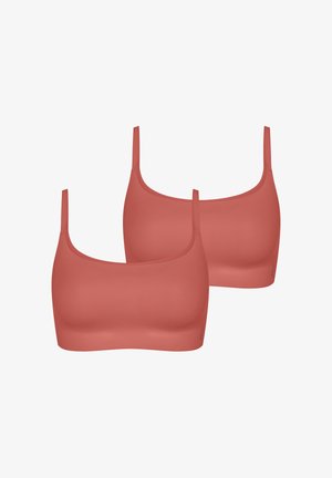 Twee naadloze bralettes in een koraalkleur, gemaakt van gladde stof met brede banden en een eenvoudige, ronde halslijn. Geen hardware details.