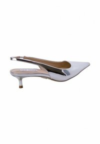Pump slingback in vernice argento con punta appuntita, tacco piccolo e design con lato aperto. L'interno presenta una soletta con logo.