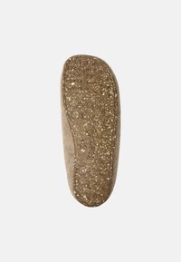 Sole in felt per ciabatte con una base in gomma testurizzata e antiscivolo con motivi a grip circolari. Colore beige chiaro con una leggera lucentezza.