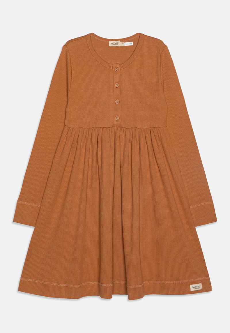 Haljina dugih rukava u rust narančastoj boji, od rebrastog materijala. Ima okrugli izrez, zatvaranje na dugmadi i nabran suknju. Oznaka s logotipom je vidljiva.