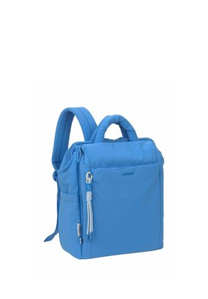 Sac à dos bleu en forme de carré avec bretelles rembourrées, poignée supérieure, poche avant et gland décoratif en boucle sur la tirette du zip.