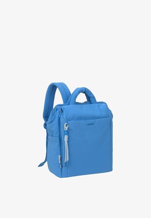 Sac à dos bleu en forme de carré avec bretelles rembourrées, poignée supérieure, poche avant et gland décoratif en boucle sur la tirette du zip.