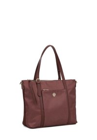 Borsa a tracolla color bordeaux con superficie texturizzata, manici doppi, chiusura con zip e tasca frontale con emblema dorato.