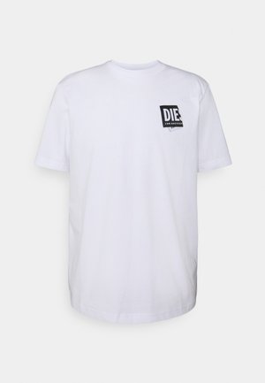 Witte t-shirt met een kleine zwarte afbeelding met de tekst "DIE FOR SUCCESS" op de linkerborst. Eenvoudig en casual ontwerp.