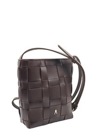 Sac en cuir tressé marron en forme rectangulaire, avec une bandoulière ajustable et un accent de logo doré à l'avant. Texture lisse.