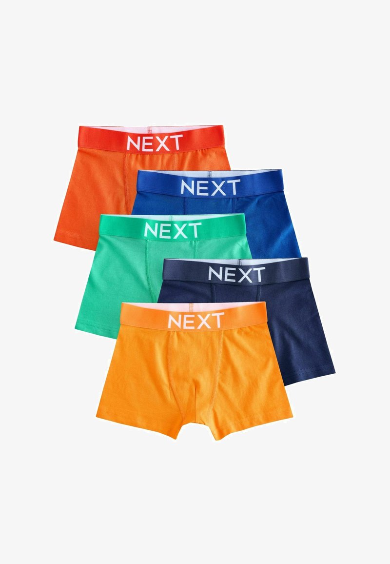 Fünf Paar bunte Boxershorts gestapelt, jeweils mit einem Bund mit der Aufschrift "NEXT" in weißer Schrift. Farben sind Orange, Blau, Grün und Dunkelblau.
