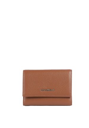 Portafoglio in pelle marrone con texture, chiusura a patta e piccolo logo argento COCCINELLE centrato sul davanti.