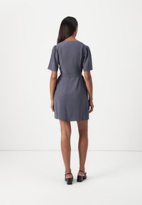 Abito grigio a maniche corte con vita aderente e gonna svasata. Presenta un scollatura quadrata e una texture di tessuto liscia.