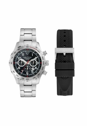 Montre chronographe Nautica avec bracelet en acier inoxydable, cadran noir, trois sous-cadrans, fenêtre date, et un bracelet supplémentaire en silicone noir avec boucle.