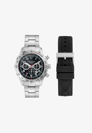 Zegarek Nautica chronograf z bransoletą ze stali nierdzewnej, czarną tarczą, trzema subtarczami, okienkiem daty oraz dodatkowym czarnym silikonowym paskiem z klamrą.