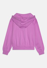 Sweatshirt rosa de corte largo com capuz. Apresenta punhos e bainha elásticos. Textura suave com uma cor sólida e design casual.