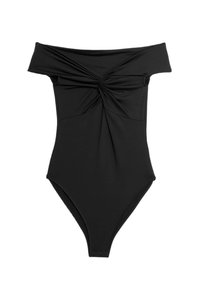 Sort off-shoulder badedrakt med snoet frontdetalje, højskårede ben og glat, strækbart stof. Ingen yderligere udsmykninger.