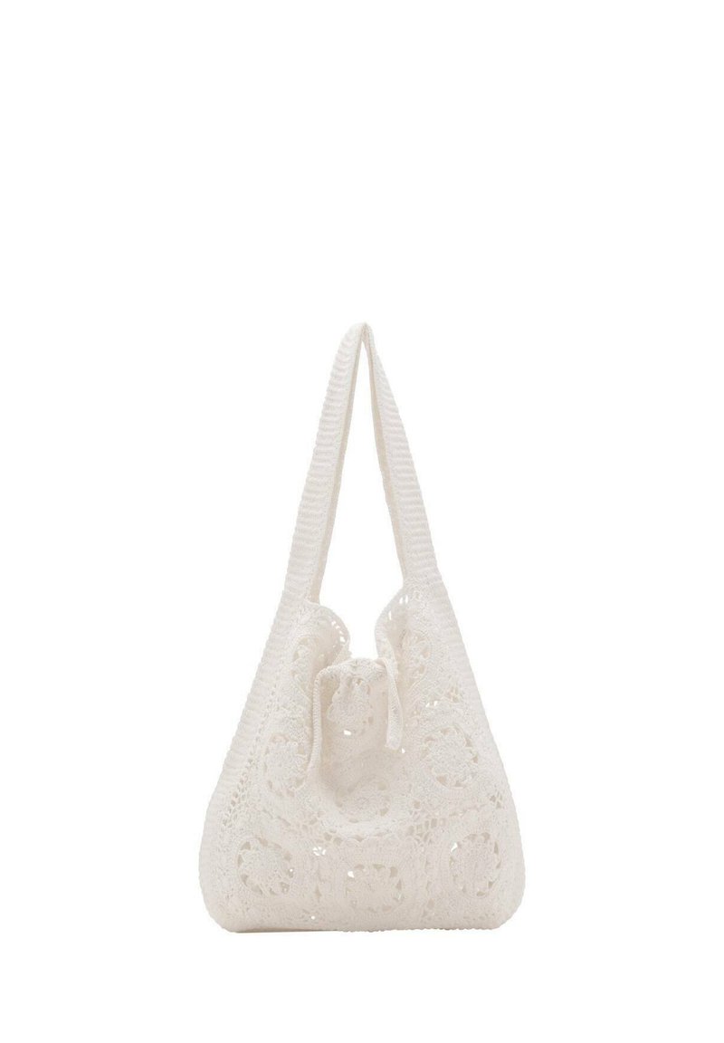Borsa all'uncinetto color avorio, con un design testurizzato e ritagli circolari, doppi manici e una struttura morbida e floscia.