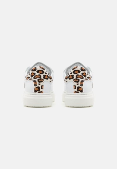 Sneakers bianchi con pannello posteriore a stampa leopardata, dettagli argento e suola in gomma testurizzata. La vista posteriore mette in evidenza i motivi contrastanti.