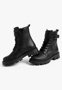 Schwarze Leder-Stiefeletten mit Reißverschluss, Schnürdesign, verstellbarem Riemen und robuster, gemusterter Sohle.