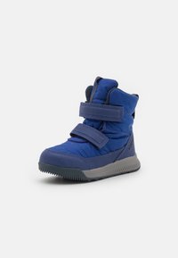 Modré zimní boty pro děti s polstrovaným svrškem, dvěma pásky na suchý zip, texturovanou gumovou podrážkou a zesílenou špičkou pro zvýšenou odolnost.