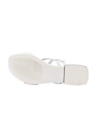 Sandale albe cu talpă netedă, plată, dotate cu bretele argintii și vârf dreptunghiular. Fund acoperit cu textură pentru aderență, design minimalist.