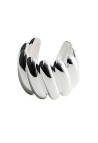 Pulsera de plata maciza y pulida con segmentos lisos y redondeados y un diseño de puño abierto sobre un fondo blanco.