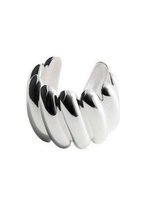 Bracelet en argent poli, épais, avec des segments lisses et arrondis, et un design de jonc ouvert, sur fond blanc.