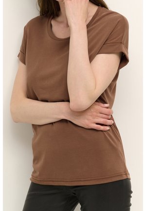 Brązowy krótki rękaw t-shirt wykonany z miękkiego materiału, z okrągłym dekoltem i podwiniętymi mankietami, o dopasowanym kroju.