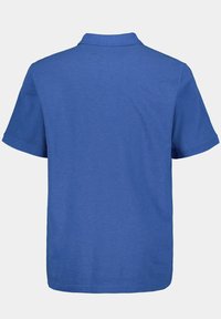 Modrá polo košile, krátký rukáv, směs bavlny, žebrovaný límec, jednobarevná, volný střih, pohled zezadu. Žádné vzory nebo ozdoby nejsou viditelné.