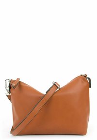 Sac à main en cuir marron avec une texture lisse, une forme asymétrique et une bandoulière réglable. Dispose de ferrures argentées et d'un design minimaliste.