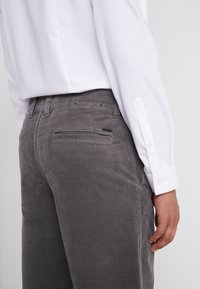 BOSS Kalhoty - grey