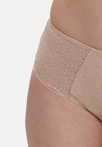 Brief in pizzo beige a vita media con pizzo decorato nella parte superiore, materiale liscio e taglio intermedio. Rifiniture in pizzo dettagliato lungo i bordi.
