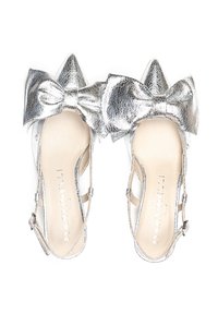 Zapatos de tacón de charol plateado con punta afilada, gran lazo decorativo en la correa del tobillo y suela de cuero lisa.