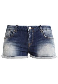 Shorts en denim dans un lavage bleu foncé avec une décoloration plus claire. Comprend cinq poches, une fermeture à bouton, et un ourlet roulé au niveau des jambes.