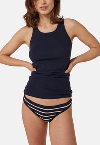Navyblauw tanktop met een ronde halslijn en een fitted ontwerp, gecombineerd met gestreepte bikini slipjes in navy en wit. Glad textuur, casual stijl.