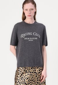 Grauer kurzärmeliger Strickpullover mit rundem Ausschnitt; mit der Aufschrift "RACING CLUB FROM FUTURE EST.2018" in weißem Text. Weiche Textur.