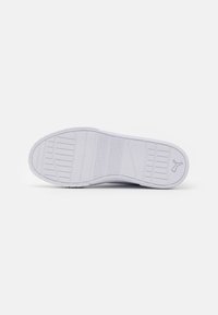Fehér sneaker talp texturált gumiból, párhuzamos barázdákkal és márkájú logóval. Lapos dizájn a tapadásért és stabilitásért.