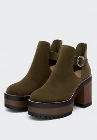 PULL&BEAR Botki na obcasie