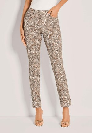 Bruine broek met paisleypatroon en een aansluitend model, voorzien van een tailleband, zijzakken en een gladde textuur. Gecombineerd met lichtgekleurde sandalen.