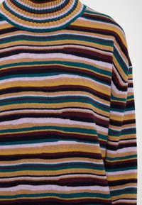 Pull en tricot rayé multicolore avec des bandes horizontales en moutarde, sarcelle, bordeaux, noir, beige et lavande, doté d'un col côtelé et de manches longues.