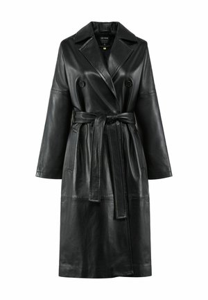 Czarny skórzany płaszcz trench w talii z paskiem, podwójnie zapięty z przodu, z klapami i długimi rękawami. Gładka tekstura i delikatny połysk.