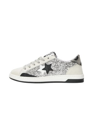 Sneaker basse con pannello laterale in glitter argentato, punta e tacco in suede grigio, accenti di stelle bianche e nere, e lacci bianchi.